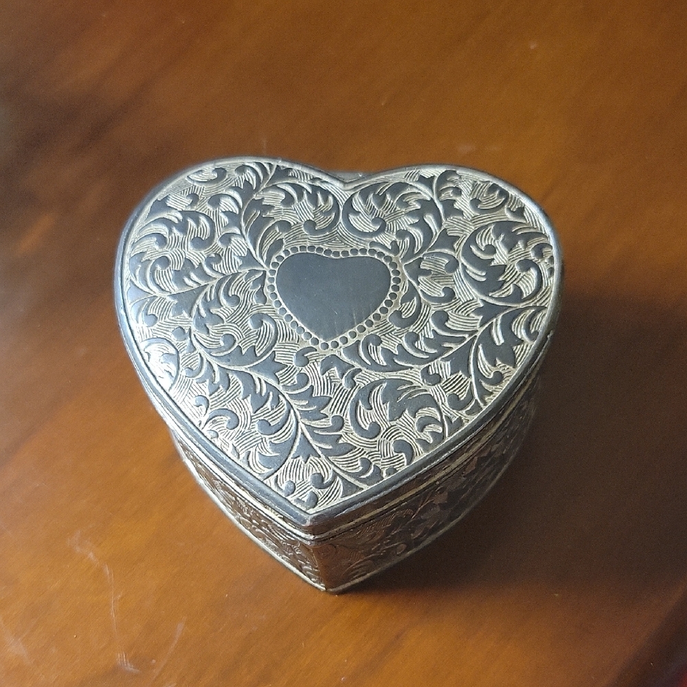 Elegant Heart-Shaped Silver Tone Pewter Jewelry Box
